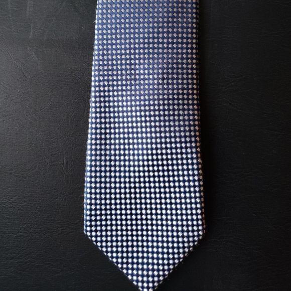 Van Heusen Other - Van Heusen men's 100% silk tie